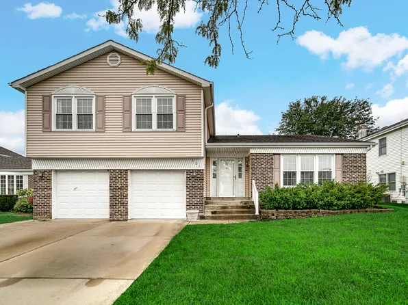 121 Fleetwood Dr, Glendale Heights, IL 60139