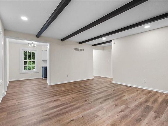 5th image of 901 NW Camelot Ct