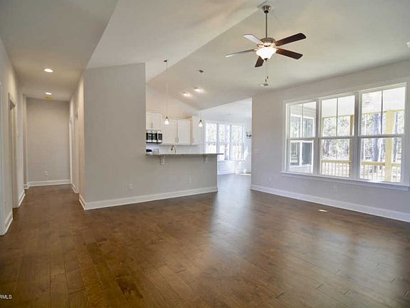 3rd image of 282 N Hills Dr