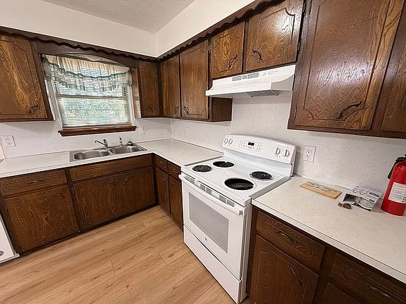3rd image of 206 SE Surrey Pl