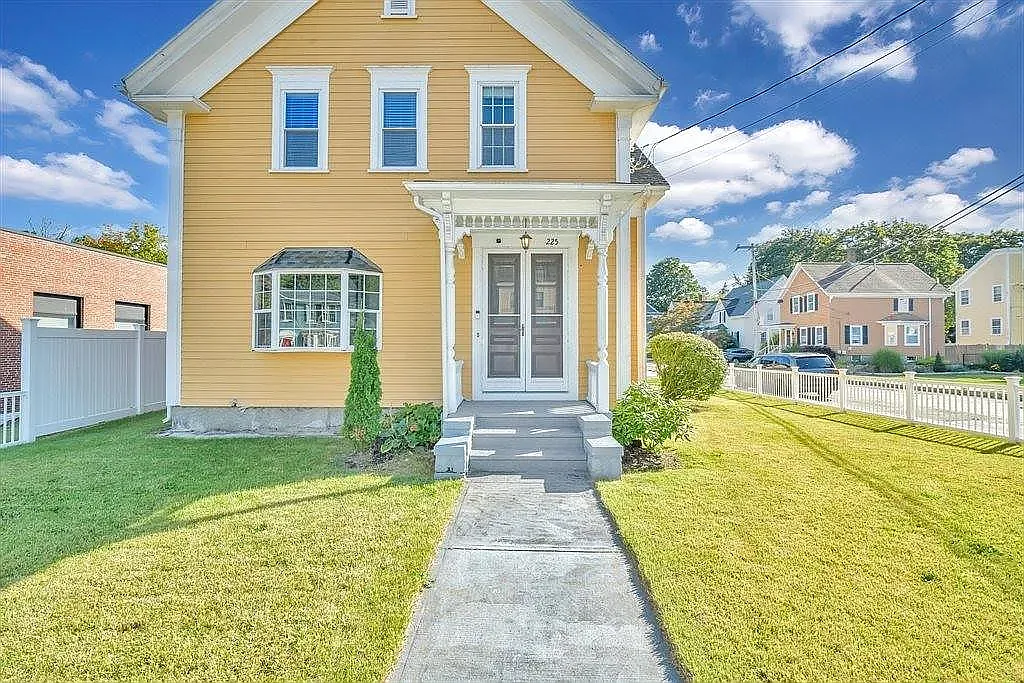 3 bed, 1.5 bath, 1400 sqft, $3,200 — Photo 2