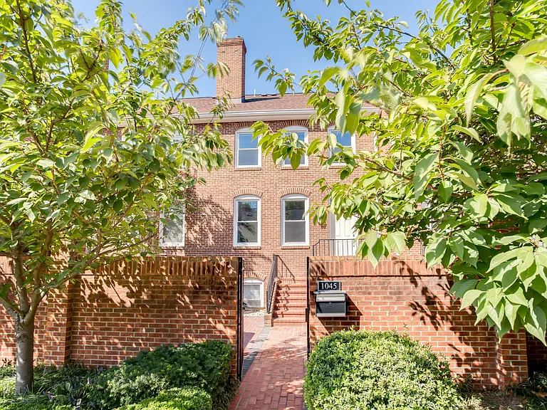 1045 N Stafford St — Photo 1