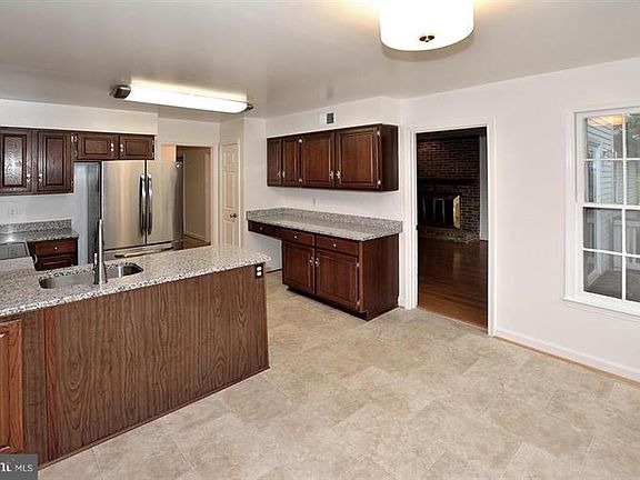 5th image of 8327 Chapel Lake Ct