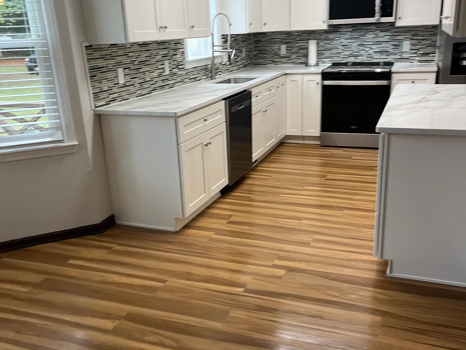 3 bed, 2.5 bath, 2702 sqft, $2,500 — Photo 2