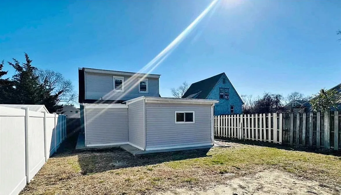 4 bed, $2,800 — Photo 1