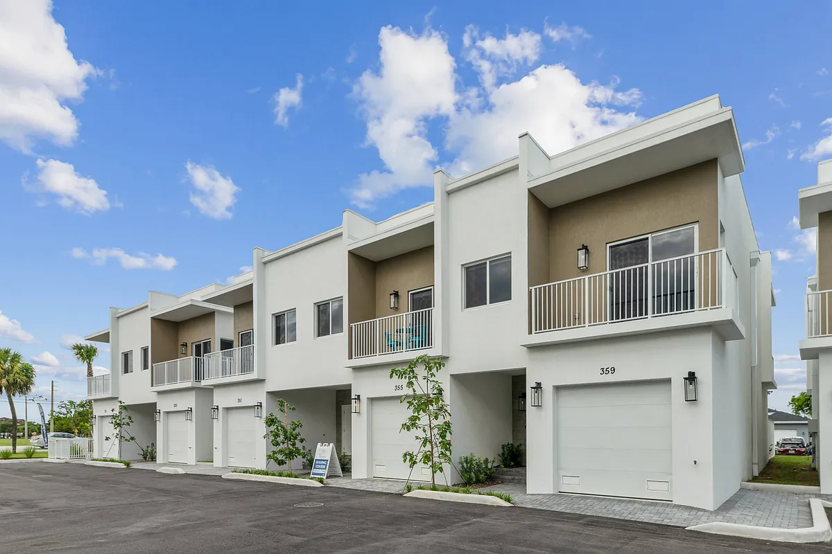 Building Photo - Pearl at Pompano Beach