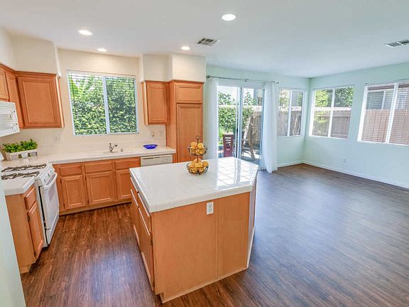 3rd image of 9144 Lemona Ave #2
