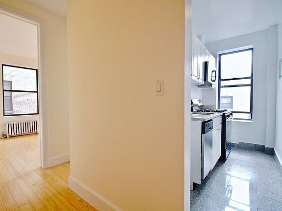 2nd image of 66 Saint Nicholas Pl APT B52