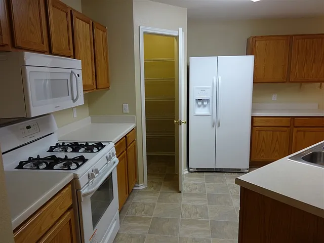 3 bed, 2.0 bath, 1468 sqft, $1,855 — Photo 2