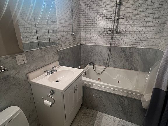 3rd image of 514 N Claremont Ave