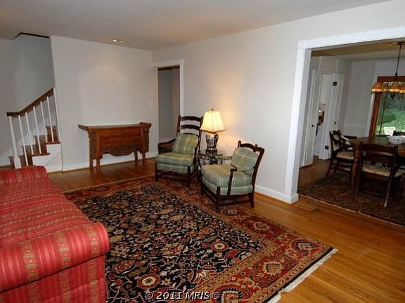 good flow from living room to dining room 