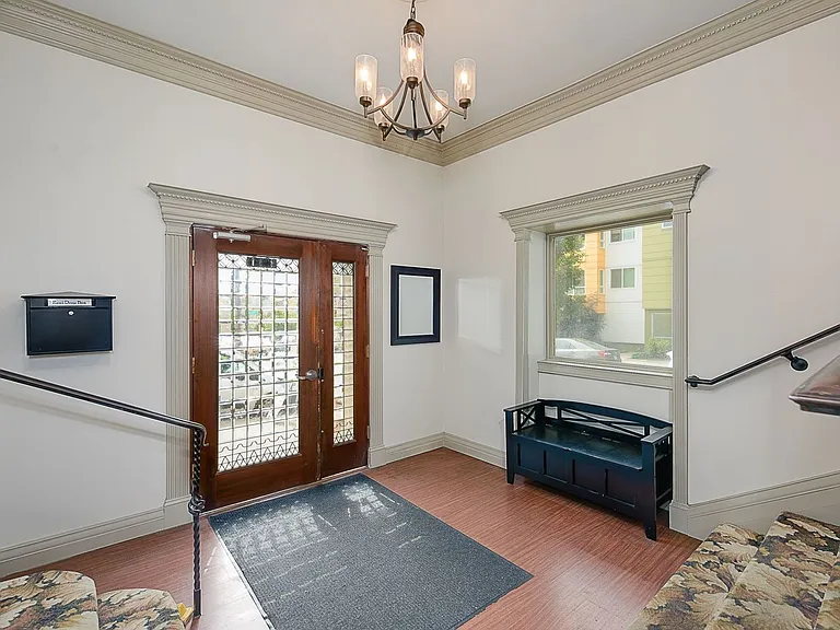 Abbottsford Apartments — Photo 107