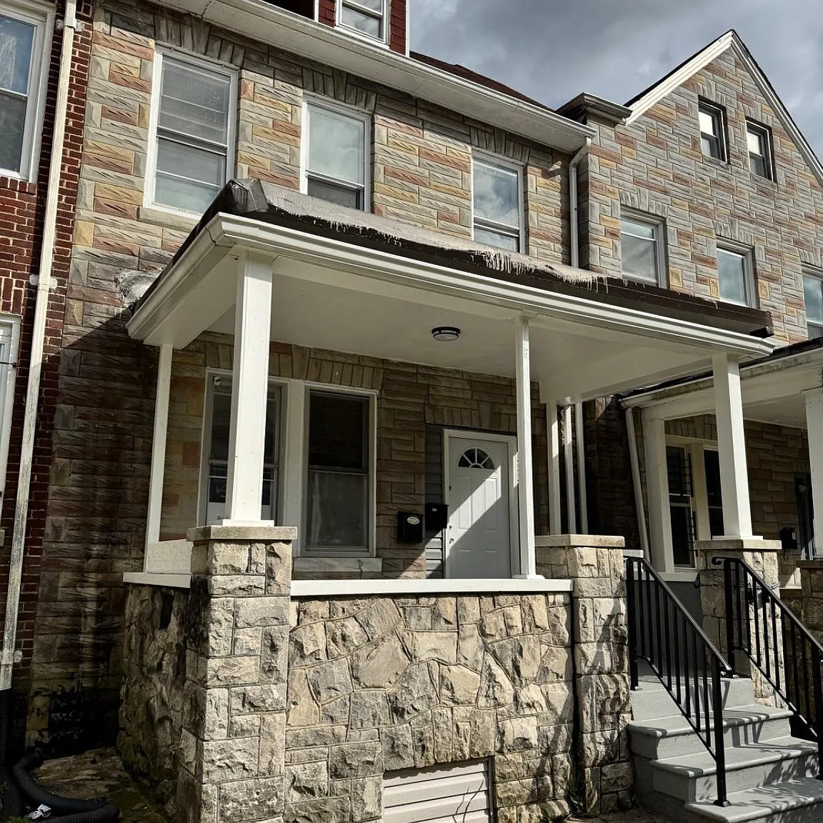 Town House — Photo 1