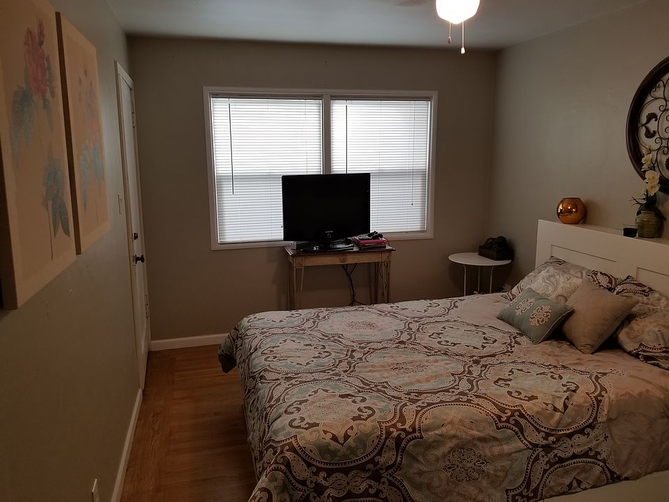 1st image of 908 Mariposa St