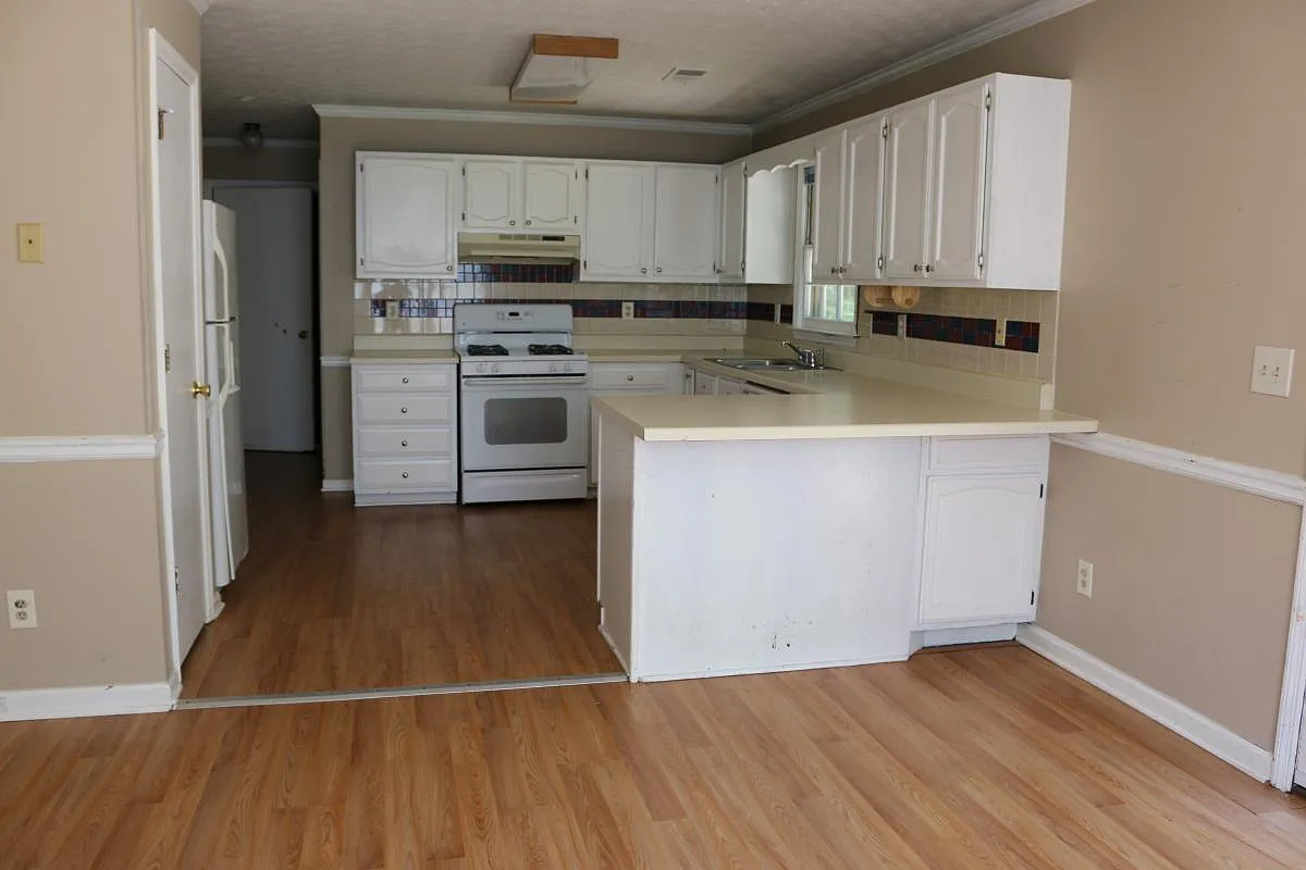 4 bed, 2.5 bath, 2149 sqft, $2,180 — Photo 3