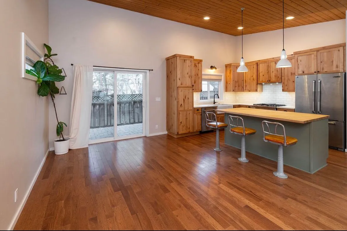 2 bed, 800 sqft, $2,100 — Photo 2