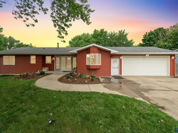 121 S 5th Ave, Brandon, SD 57005