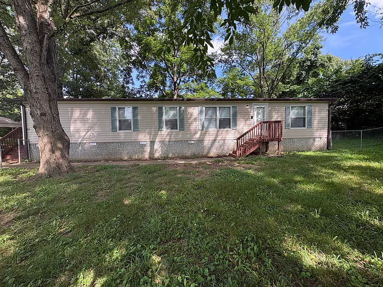 212 Mills Dr — Photo 1