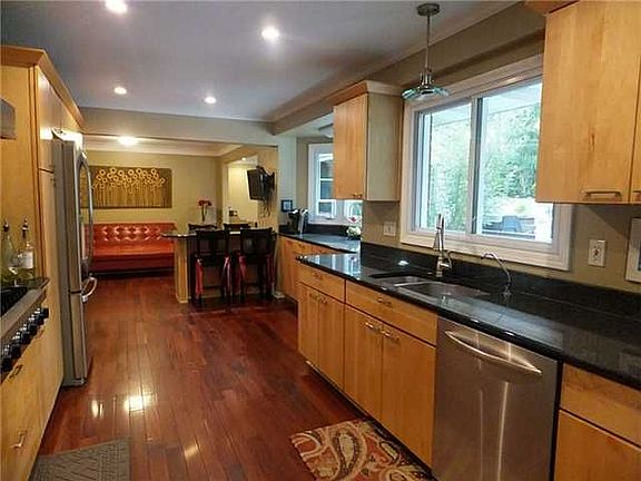 5th image of 2647 Densmore Dr