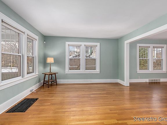 5th image of 550 Laurel Ave SE