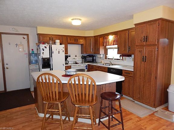 3rd image of 1449 Laurel Dr