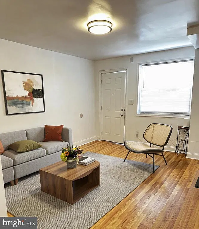 3 bed, 2.0 bath, 1184 sqft, $2,500 — Photo 2