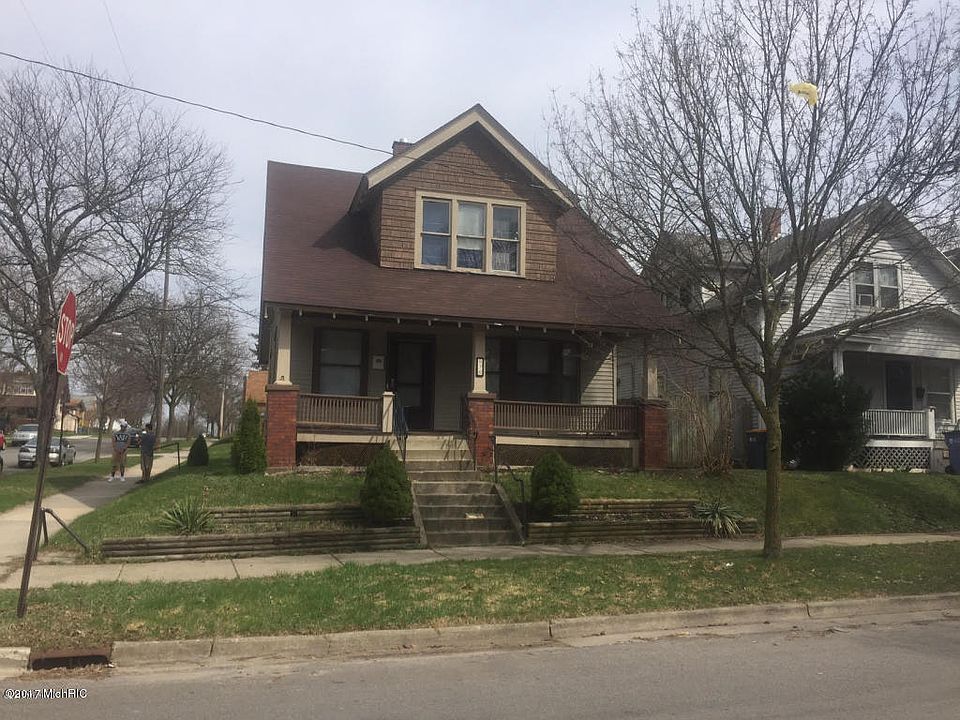 1st image of 976 Pine Ave NW