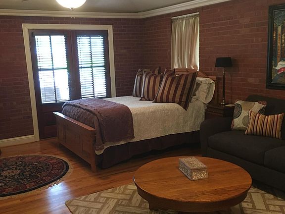 Bedroom queen bed
