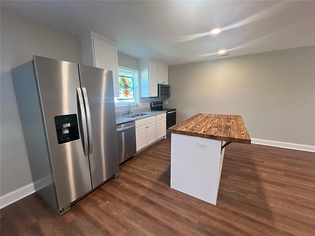 3 bed, 2.0 bath, $2,500 — Photo 3