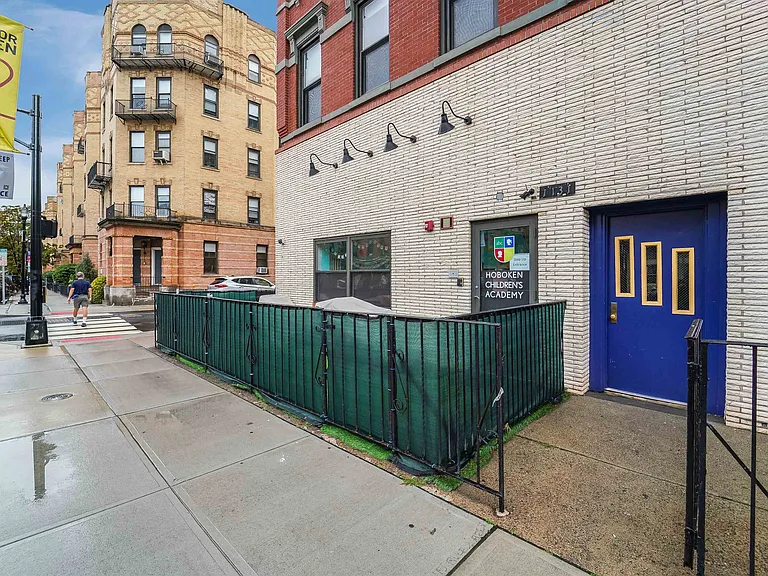 1131 Washington St #7 — Photo 15