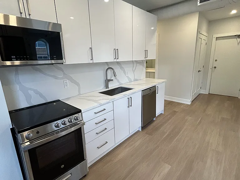 592 Church St #10 — Photo 14