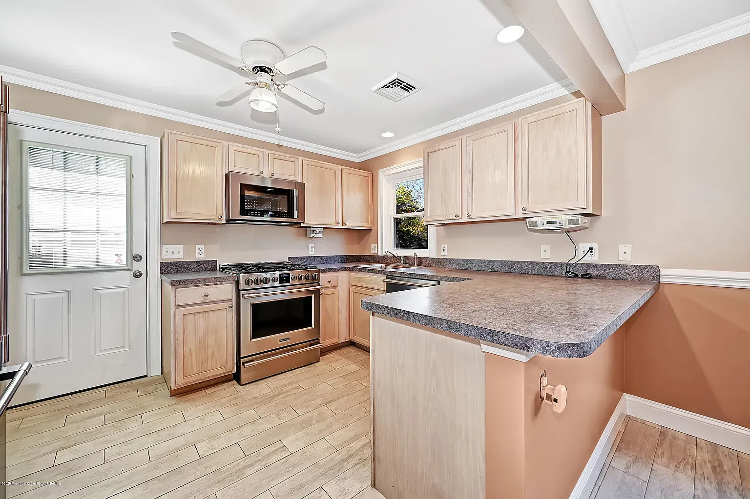 3 bed, 1416 sqft, $3,700 — Photo 2