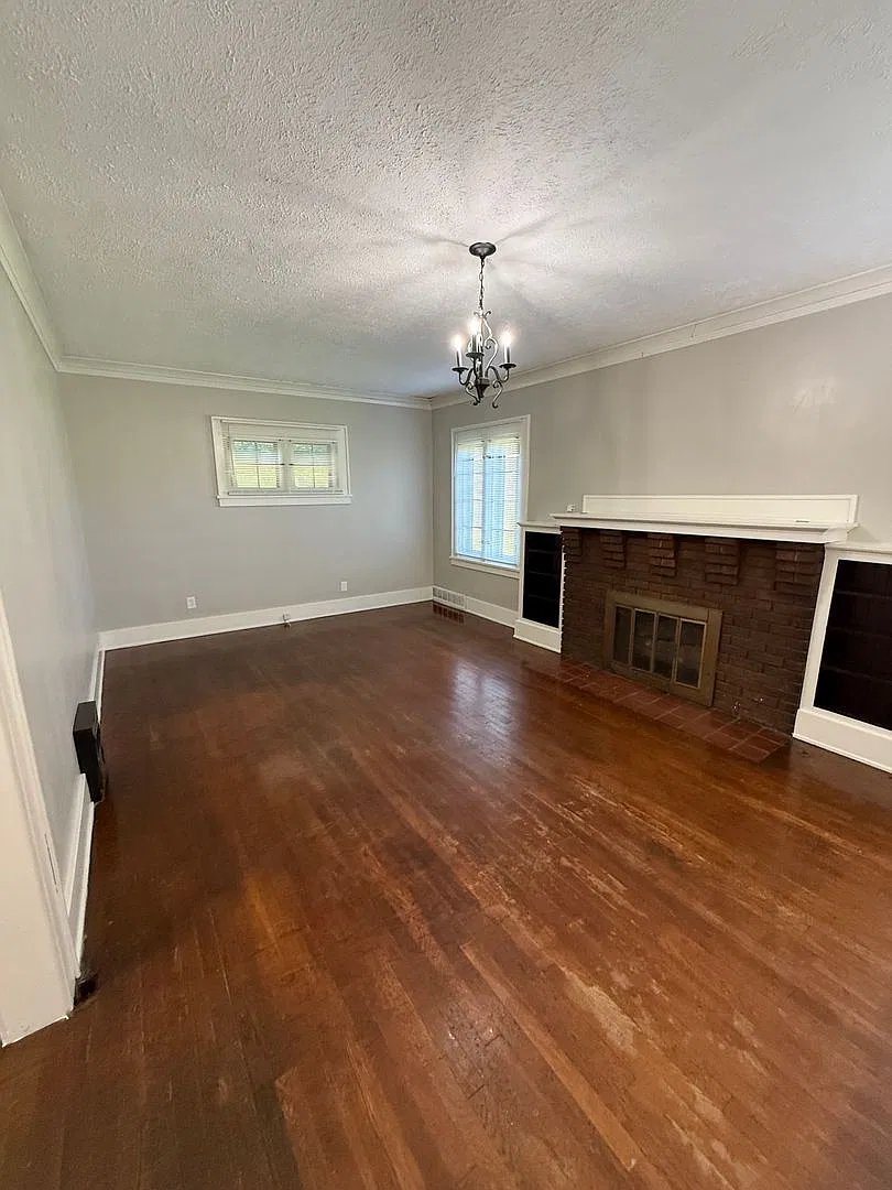 Completely Remodeled 3-5 Bedroom Home. — Photo 2
