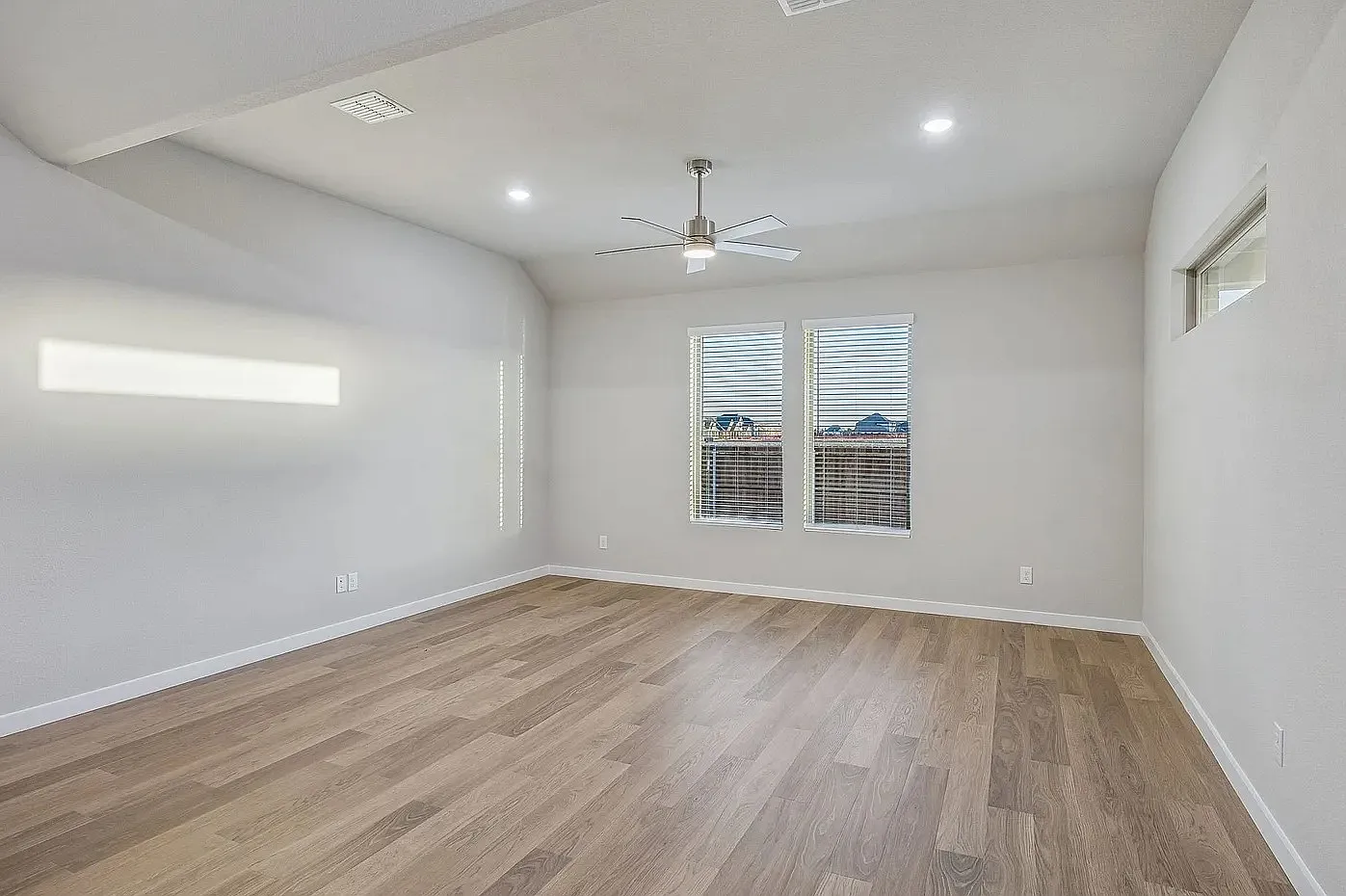 6 bed, 3608 sqft, $4,500 — Photo 3
