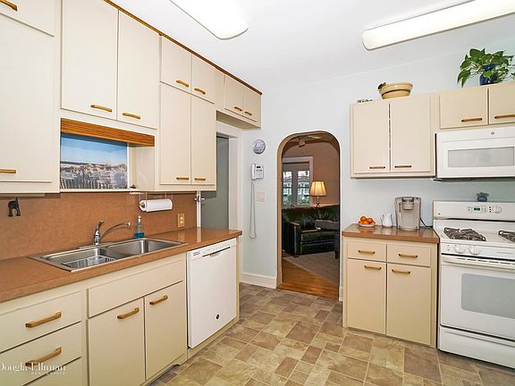 4th image of 47 Bellmore St