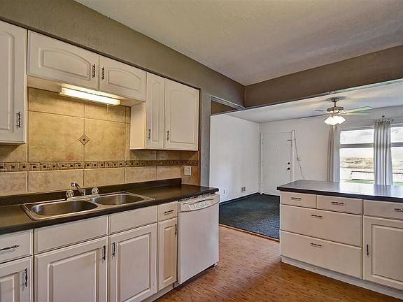 4th image of 2928 E Liberty Ave