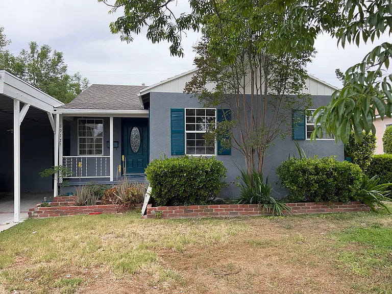 8917 Rathburn Ave — Photo 1