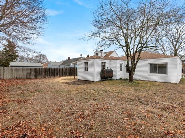 24 Woodlawn Ave, Waterford, CT 06385