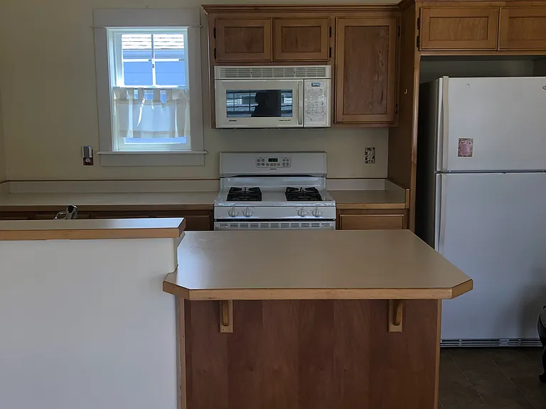 486 Clinton St — Photo 6