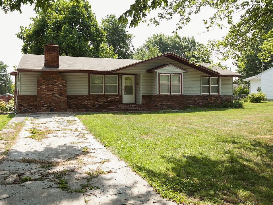 Half brick half vinyl siding