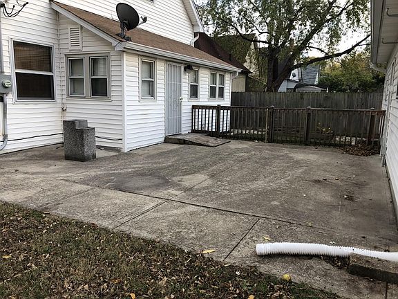 OUTDOOR ENTERTAINMENT AREA AT BACK DOOR