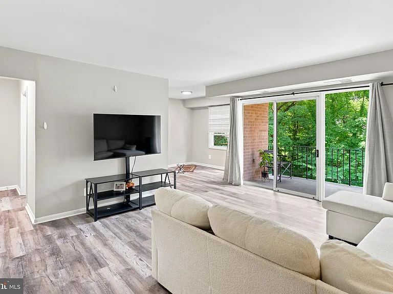 3814 Lyndhurst Dr #203 — Photo 2