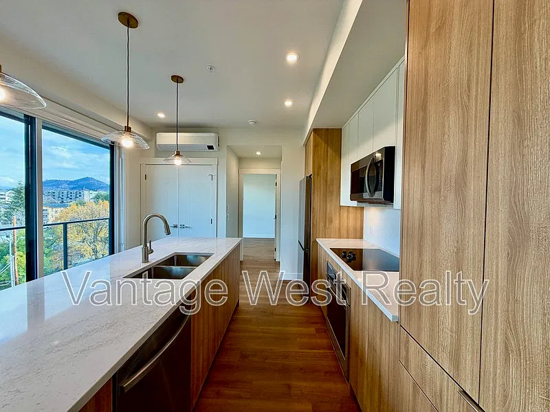 2 bed, 2.0 bath, 878 sqft, $2,400 — Photo 1