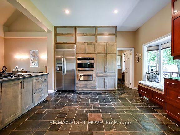 4th image of 2636 Westshore Cres