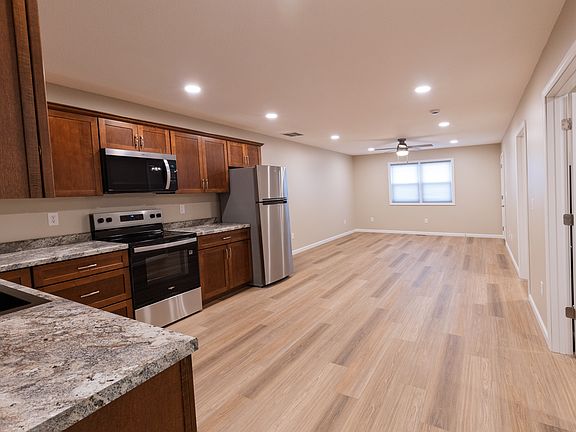 4th image of 325 N Race St #325