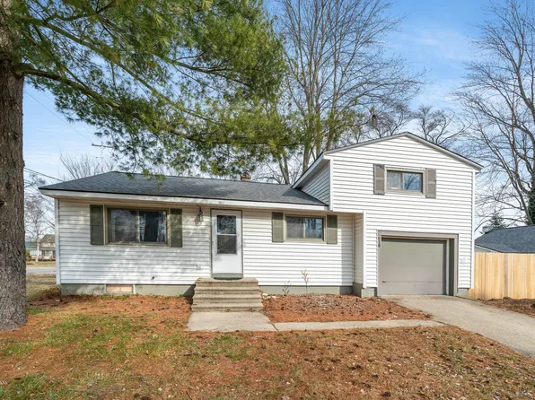 618 Benhoy St, Plainwell, MI 49080