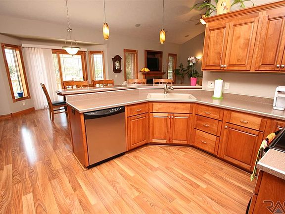 3rd image of 1301 S Lindenwald Dr