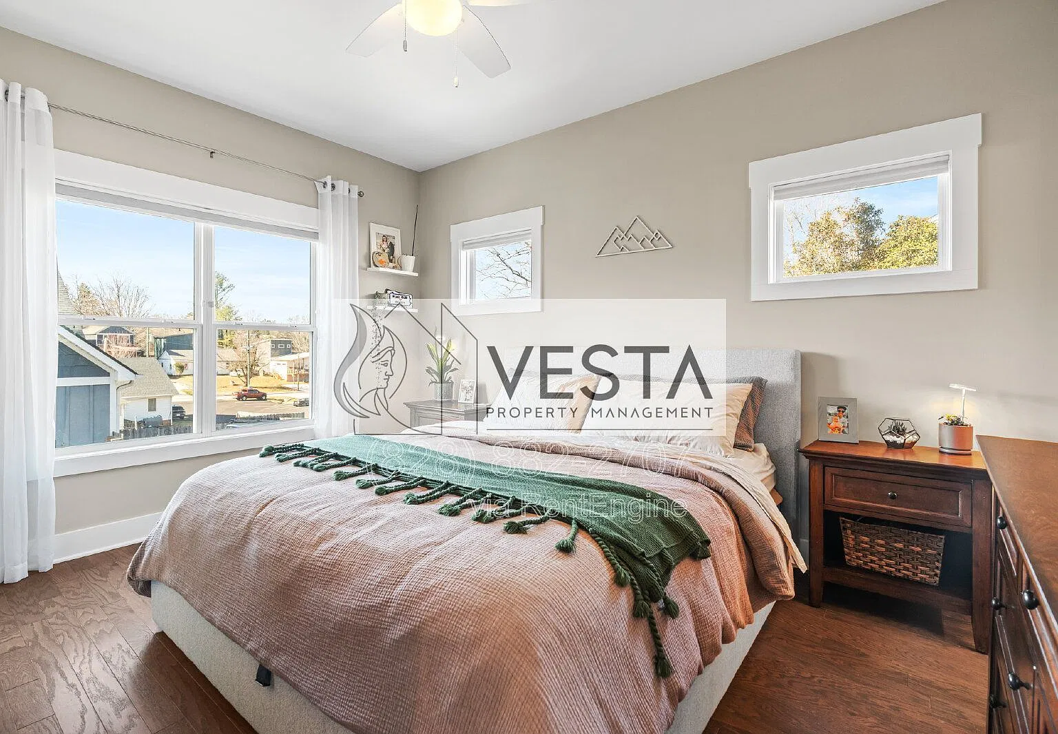 3 bed, 2.0 bath, 1220 sqft, $2,400 — Photo 4