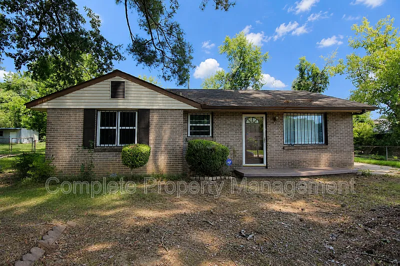 3 bed, 1.0 bath, 1192 sqft, $1,400 — Photo 1
