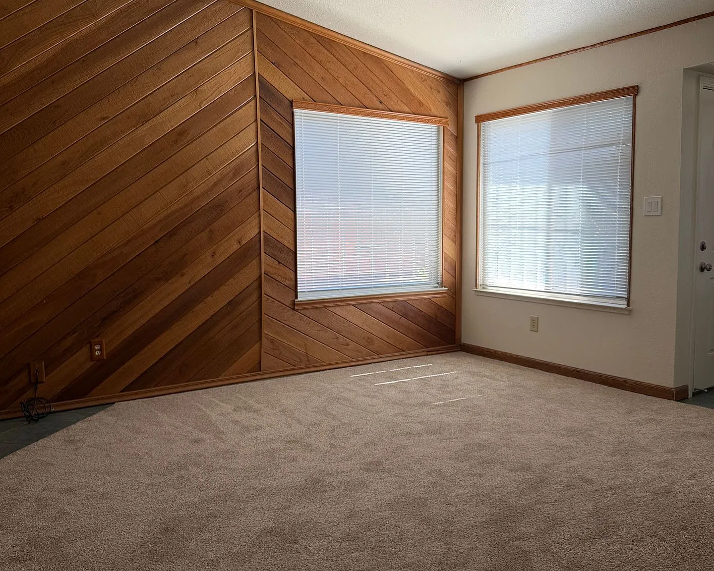 Cute 2 Bedroom Half-Plex With Private Yard! — Photo 4